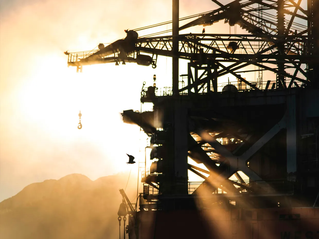 Commodities, petrolio sopra 100 dollari. Oro stabile e rame record