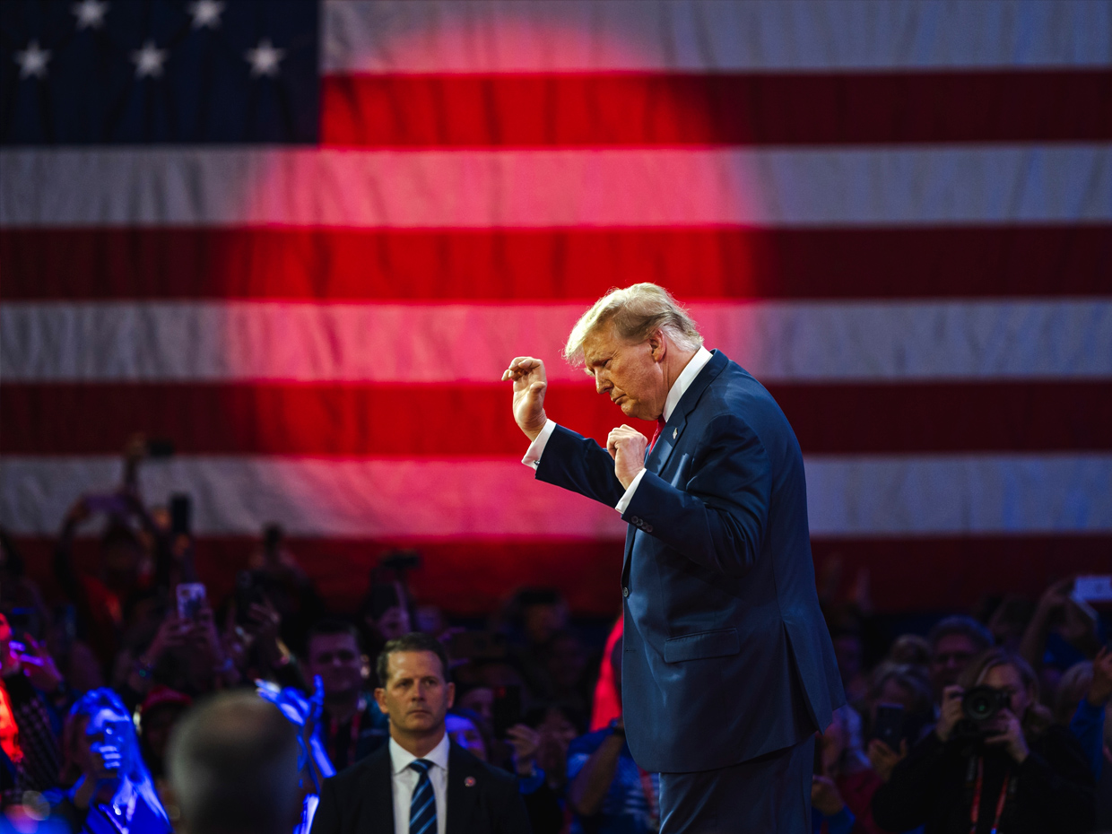 Il "Trump Show" dei 5.000 dollari agli americani. Idiocracy è diventato realtà?