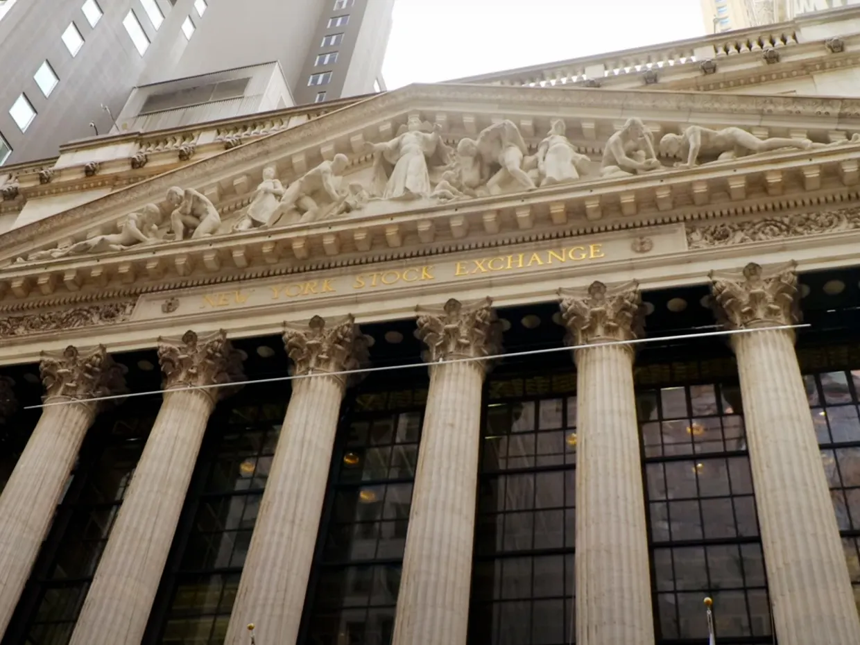 Wall Street apre in rialzo mentre il petrolio allenta la pressione