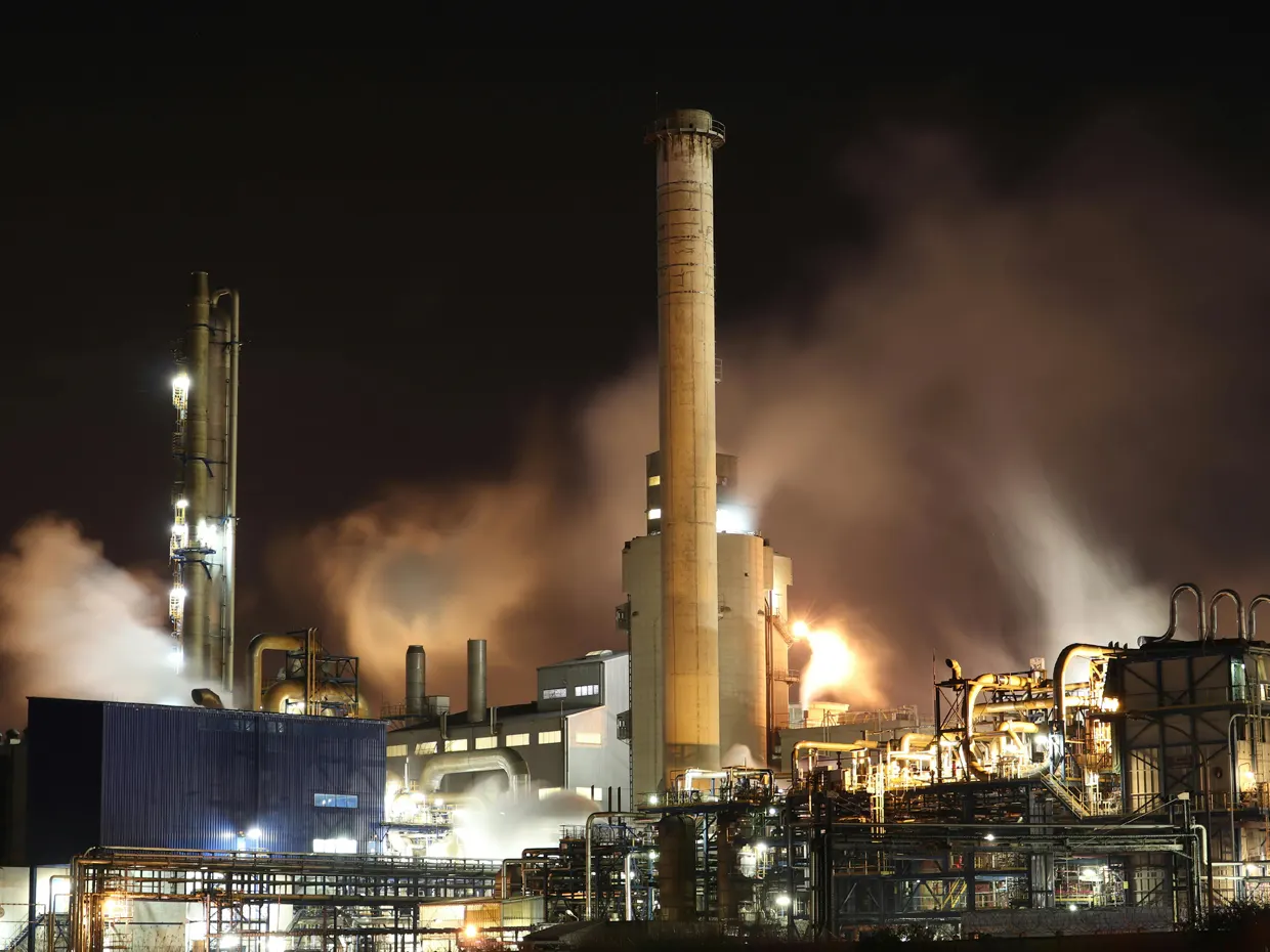 Commodities, Brent oltre 107 dollari e l'oro ancora sotto pressione