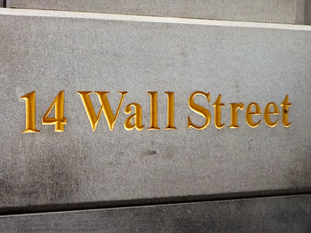 Wall Street apre in calo. Petrolio e Fed frenano i mercati