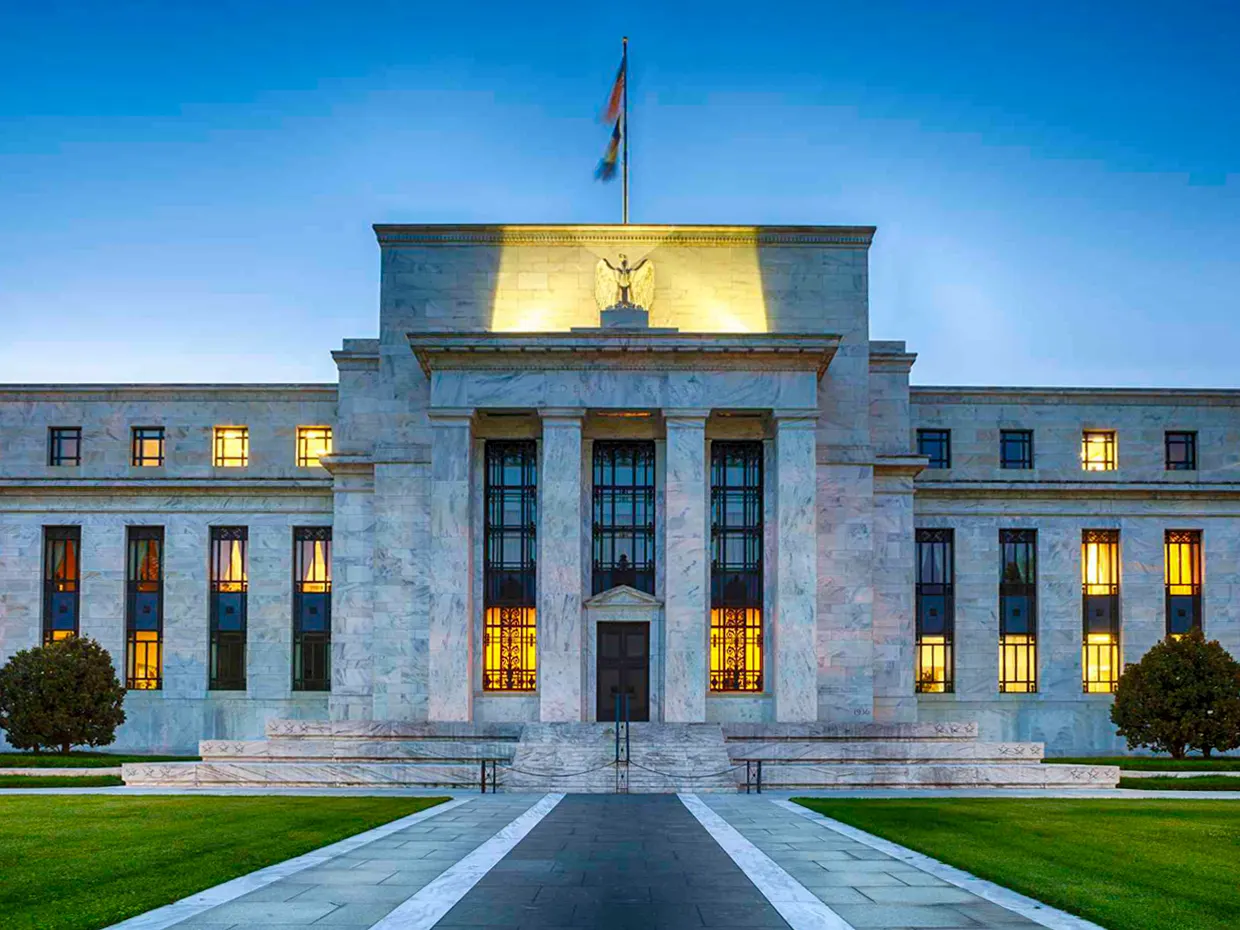 Fed alza i tassi di 25 punti base. Nonostante Warsh, previsto un altro rialzo