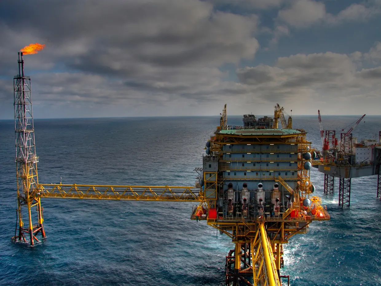 Petrolio sotto pressione e oro in calo, tra inflazione e decisioni della Fed