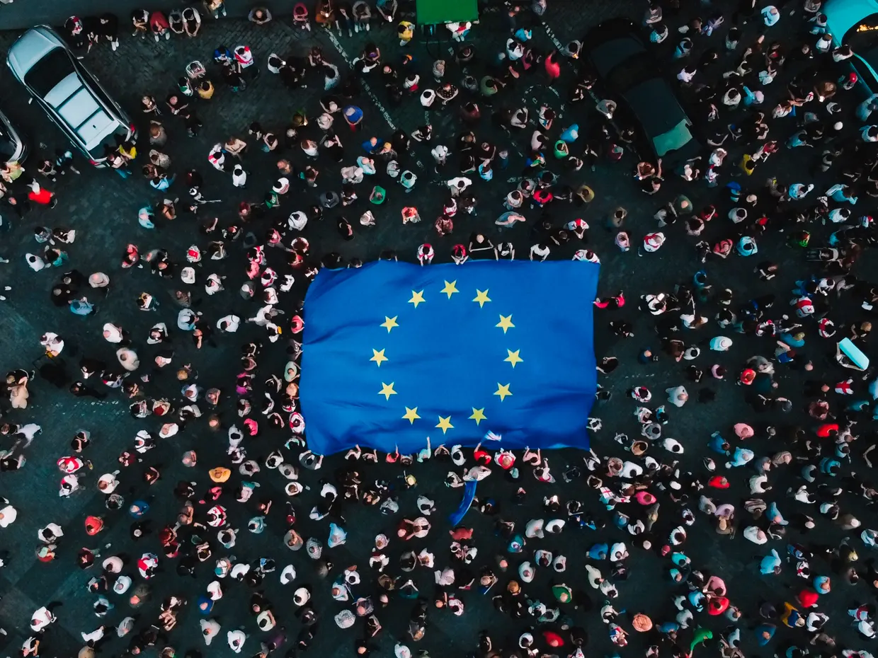 Borse europee chiudono in rialzo. Mercati cauti su petrolio e geopolitica
