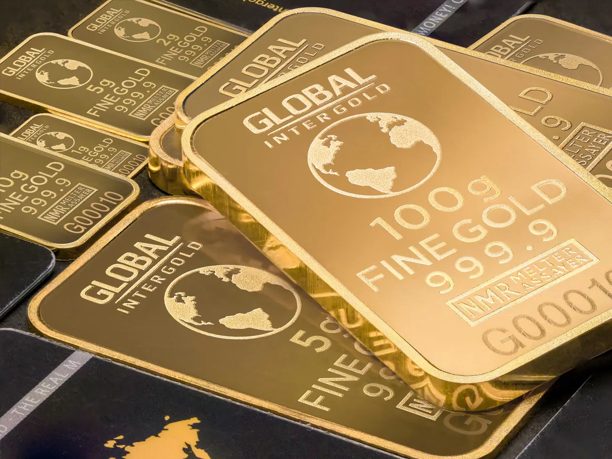 Il petrolio scende sotto 100 dollari, l'oro si mantiene stabile