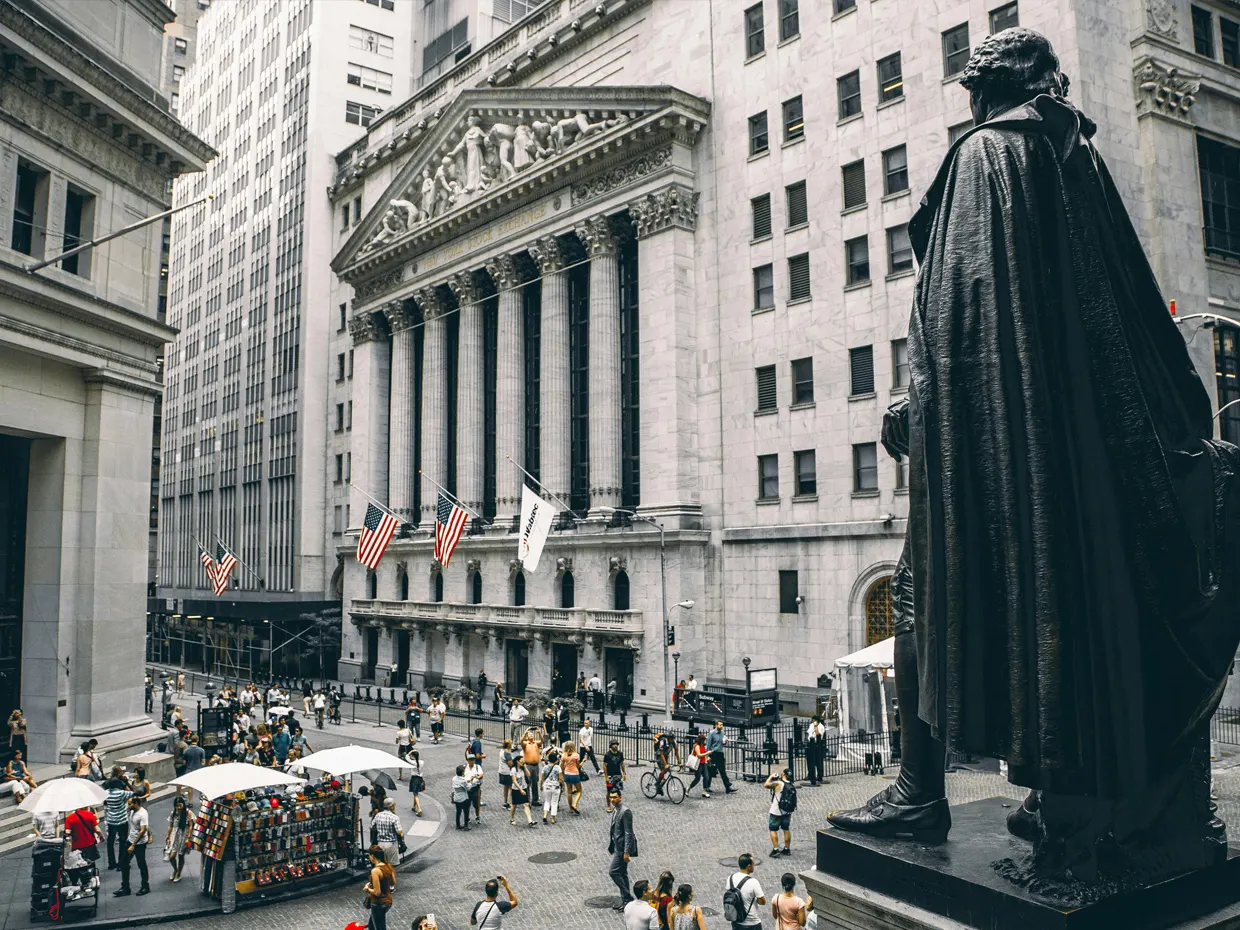 Wall Street apre in calo, con il petrolio e i Treasury che frenano i listini