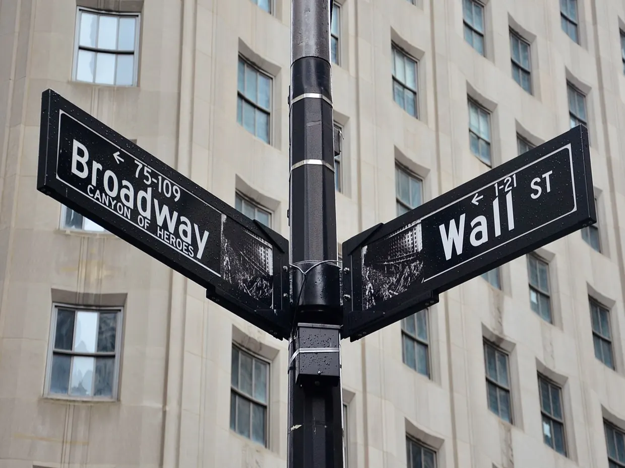 Wall Street oggi in calo. Petrolio e Treasury pesano sui listini