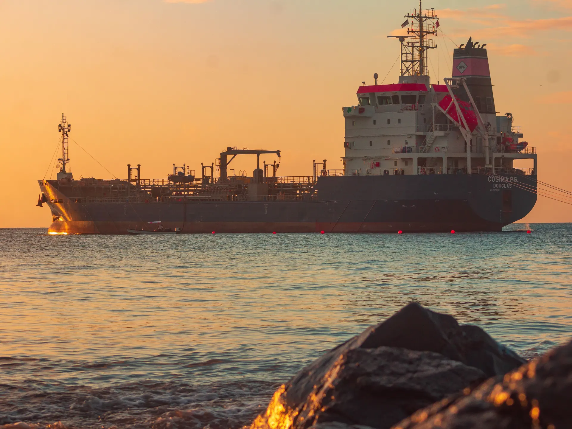 Materie prime oggi. Petrolio in calo, oro sotto pressione