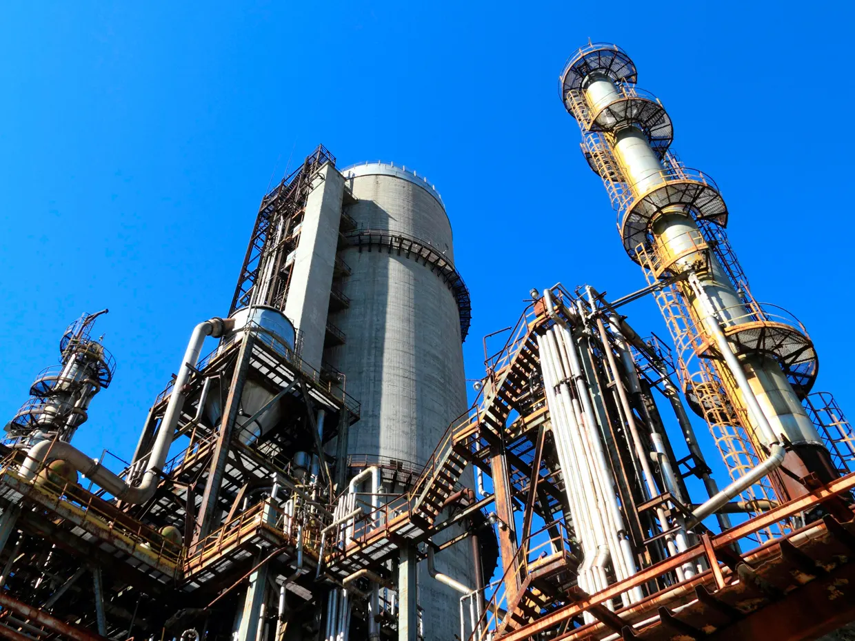 Commodities oggi: petrolio torna a salire, oro sotto pressione
