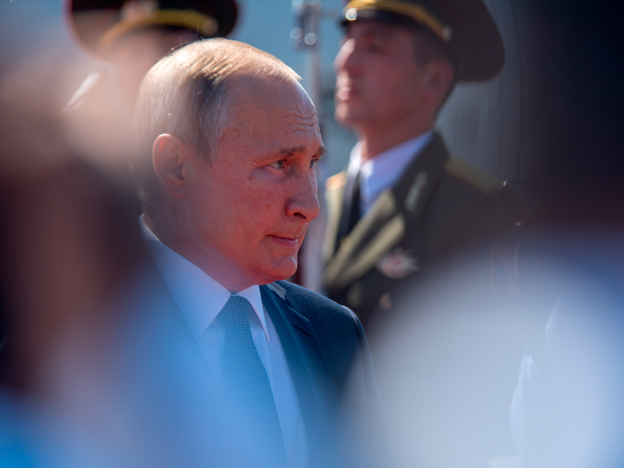 Russia intensifica droni su Kyiv. Colpita anche una scuola