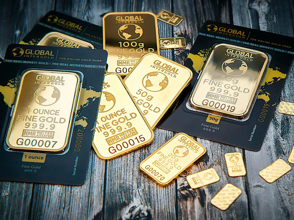 Commodities oggi. Petrolio sopra 100 dollari, oro sotto pressione