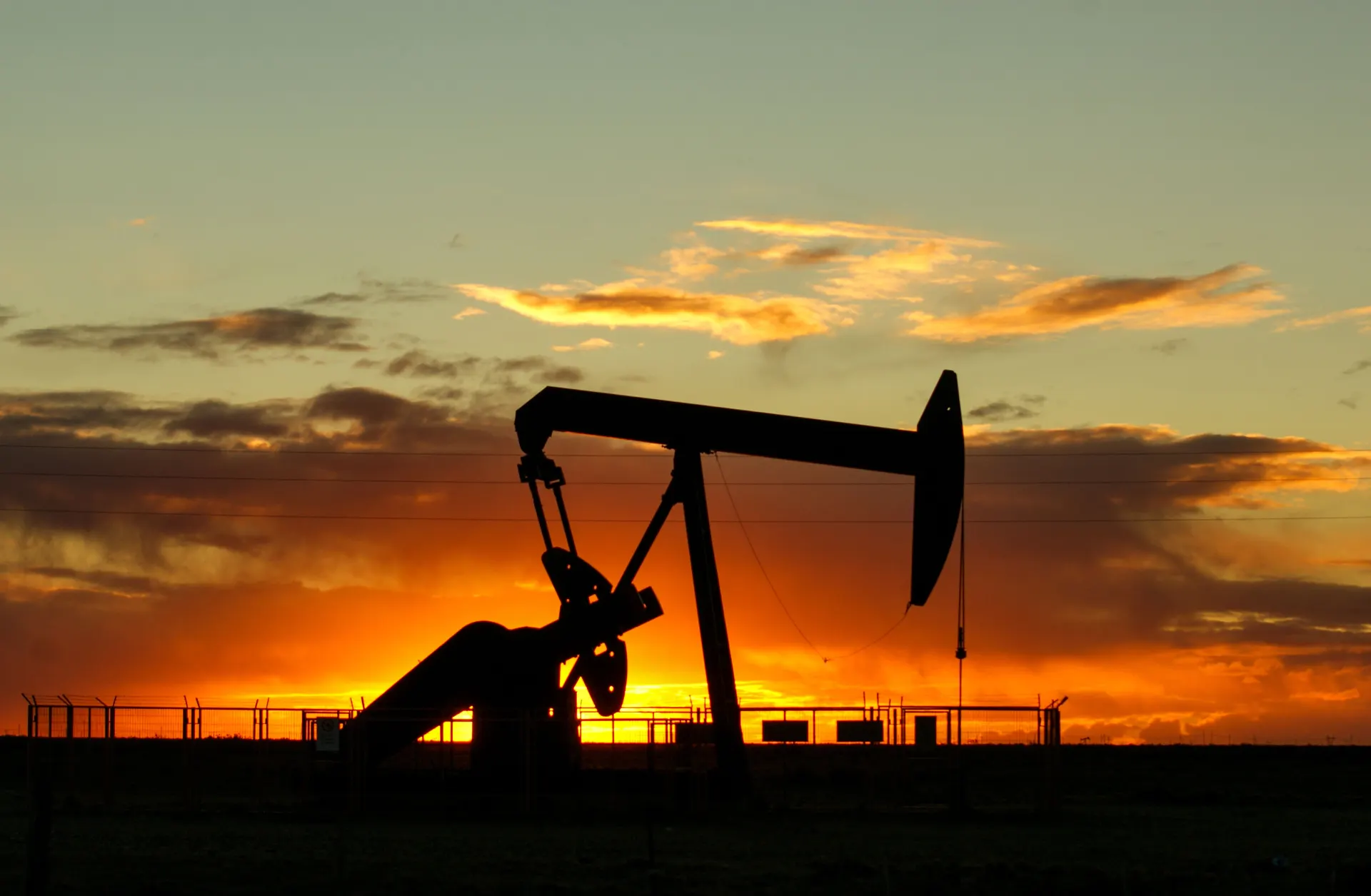 Petrolio sotto pressione da esportazioni regionali. Oro in calo tra dollaro e Treasury