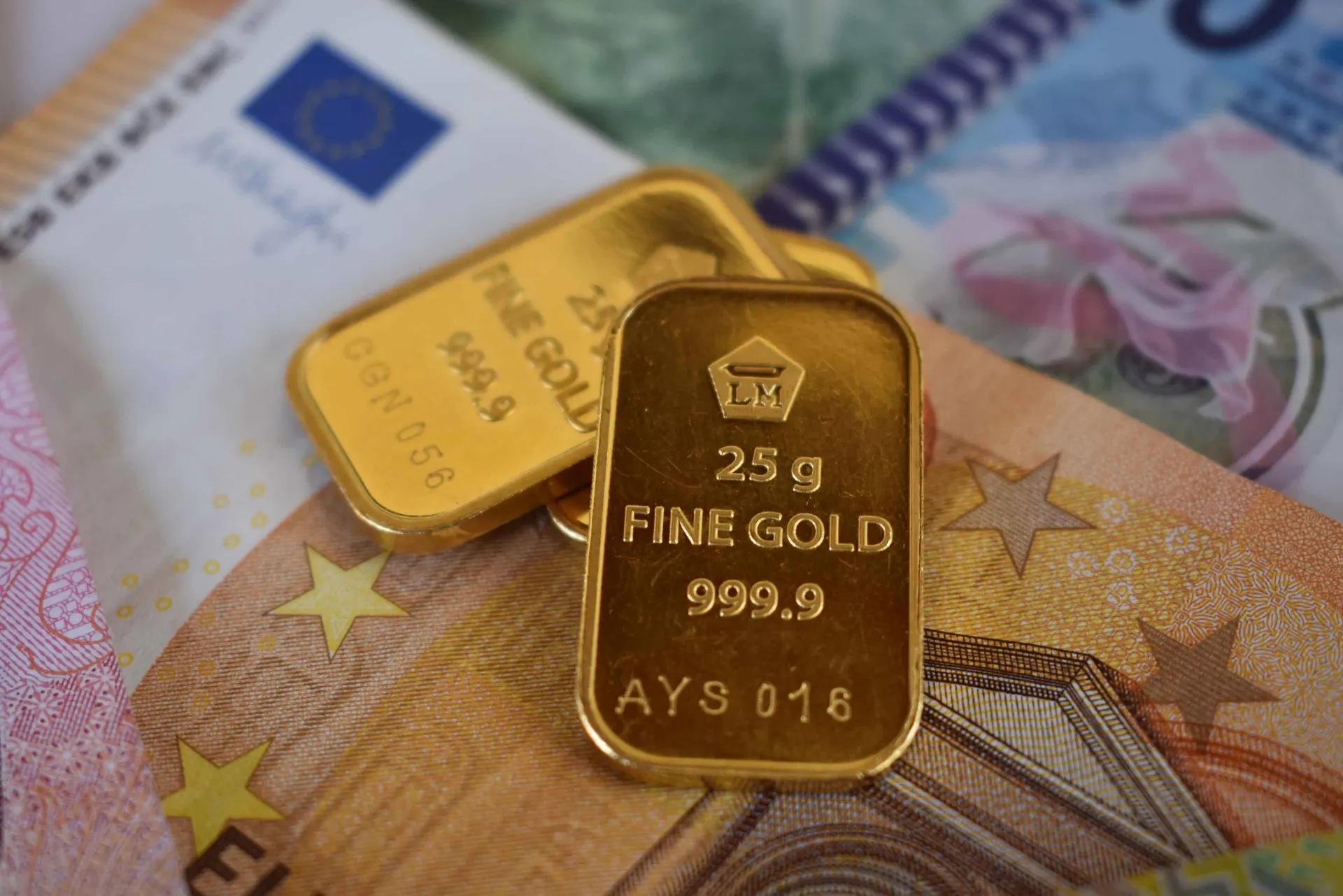 Commodities oggi, petrolio sopra 100 dollari e oro in calo