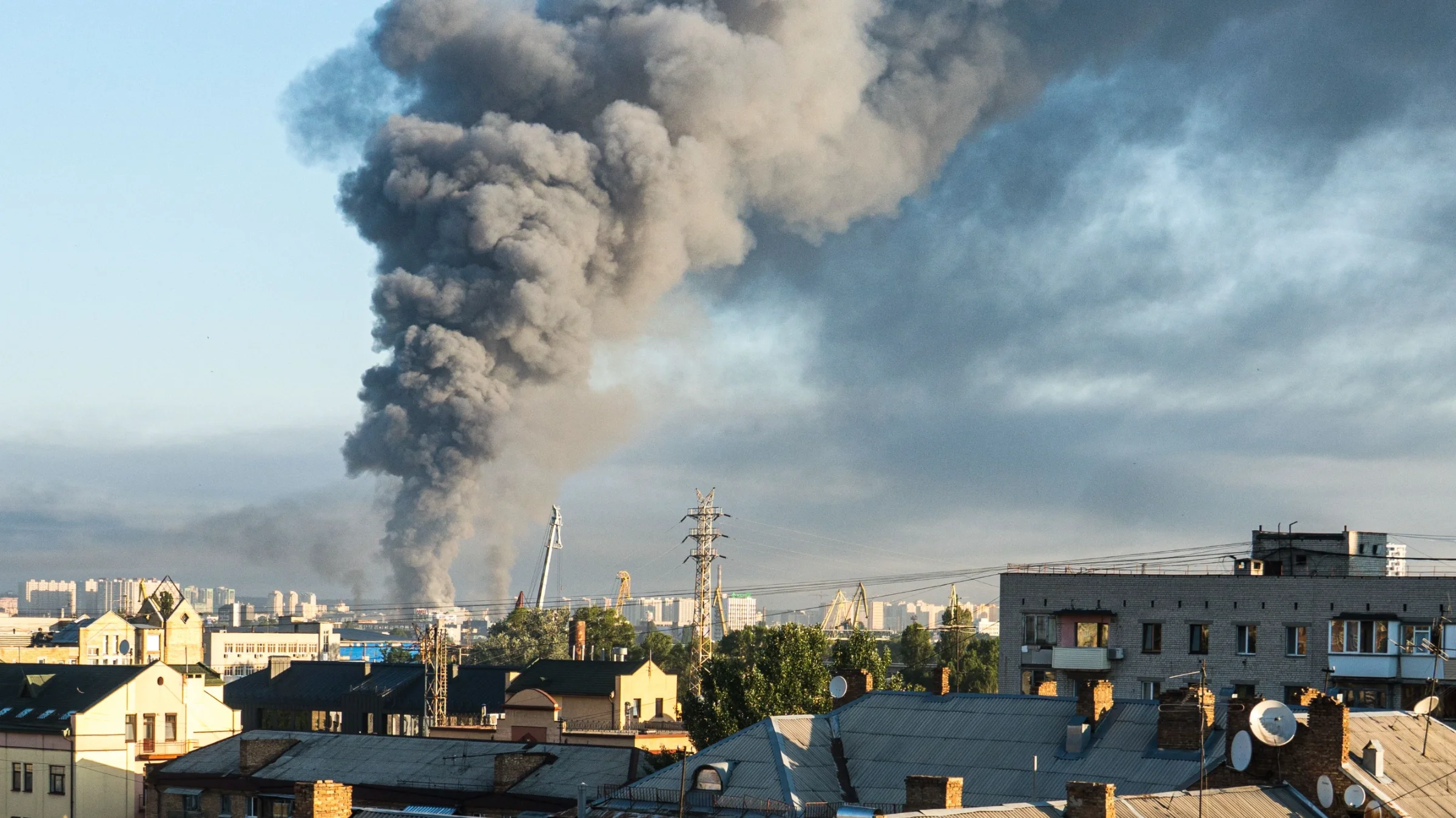 Guerra Ucraina, Zelensky annuncia nuovi raid sulle raffinerie russe: lo scontro con Musk