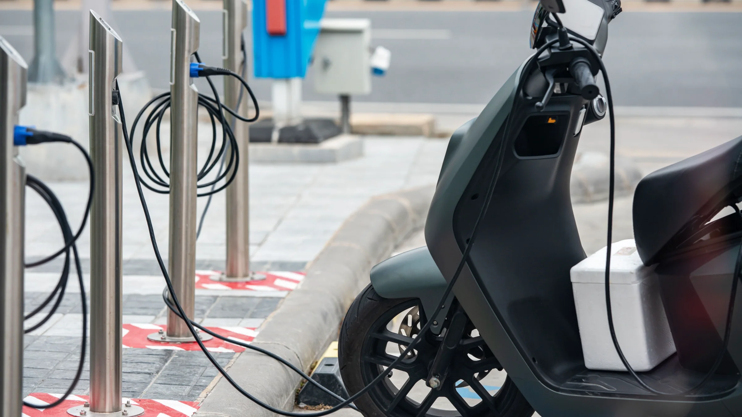 HURBA and electric two-wheelers: range and charging limits shape adoption