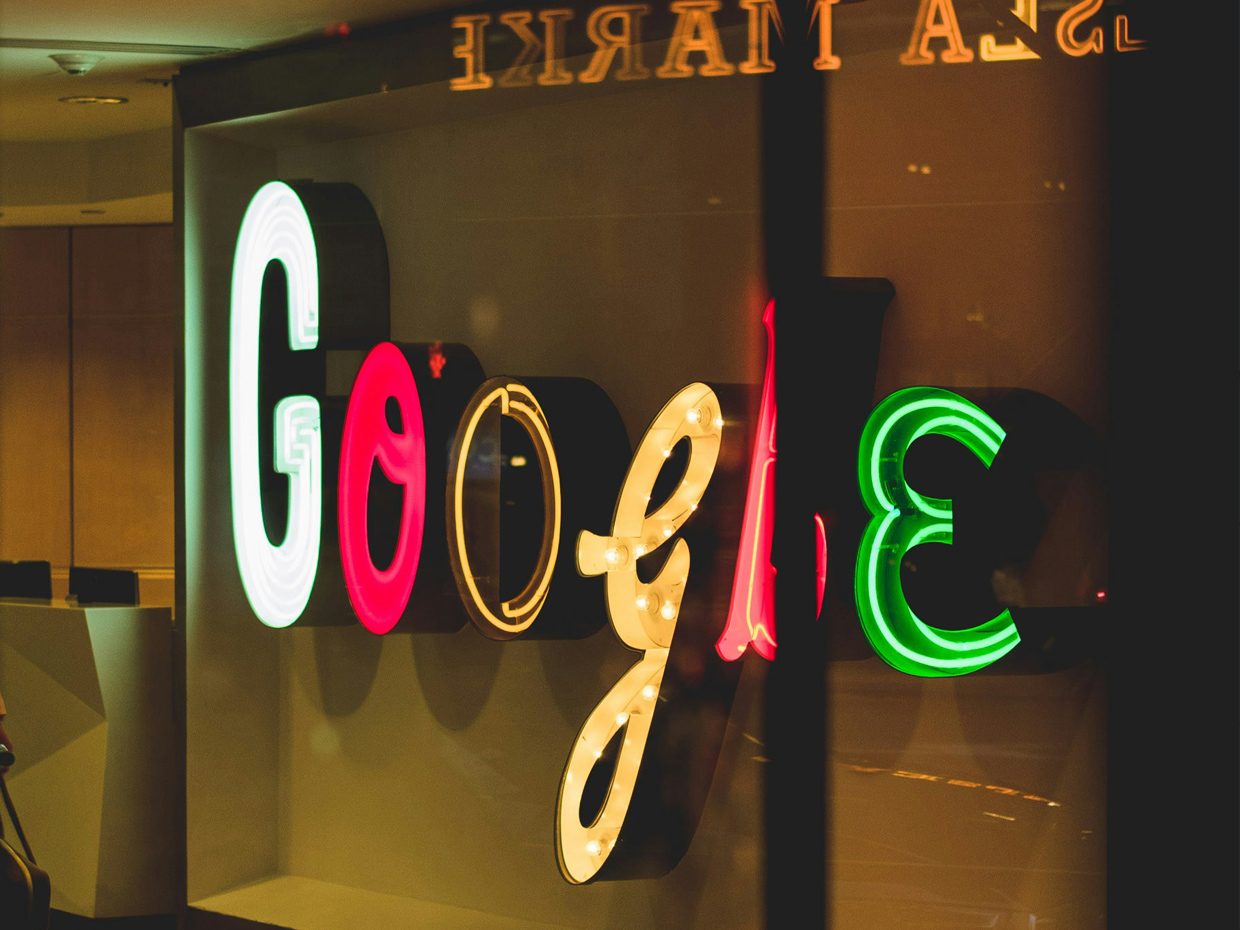 Alphabet crolla dell'11,94% e trascina il Nasdaq 100 in calo dell'1,38%