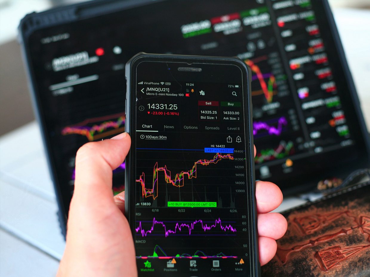 Wall Street cala a metà seduta: Nasdaq 100 a -1,37% con ServiceNow in crollo